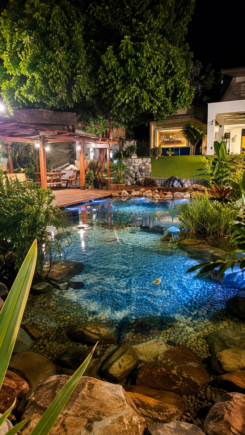 Lago ornamental noturno com iluminação